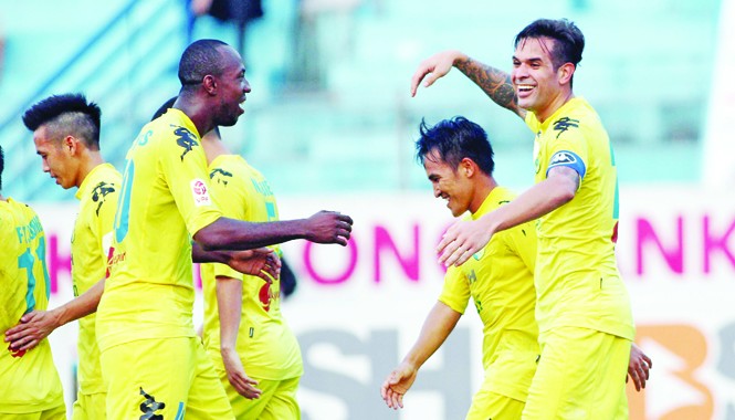 Đá bù vòng 11 V-League: Hà Nội T&T gieo buồn cho SHB Đà Nẵng Chân sút Gonzalo (bìa phải) lập cú đúp mang lại chiến thắng thuyết phục cho Hà Nội T&T chiều qua. ảnh: VSI