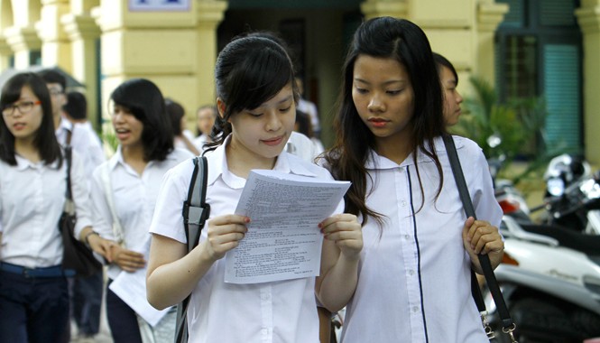 Thi THPT 2 môn cùng một buổi: Lo vi phạm quy chế khi “tăng ca” Học sinh Trường THPT Việt Đức sau giờ thi tốt nghiệp năm 2013. Ảnh: Như Ý
