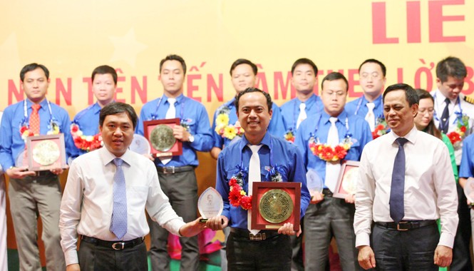 Tuyên dương 60 Thanh niên tiên tiến làm theo lời Bác Bí thư thường trực T.Ư Đoàn Nguyễn Mạnh Dũng tuyên dương các thanh niên tiên tiến. Ảnh: Bảo Anh