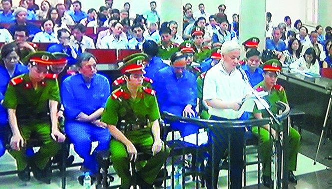 Xét xử bầu Kiên: Tranh luận nảy lửa giữa 2 ngân hàng Bầu Kiên đọc đơn kêu oan trước toà