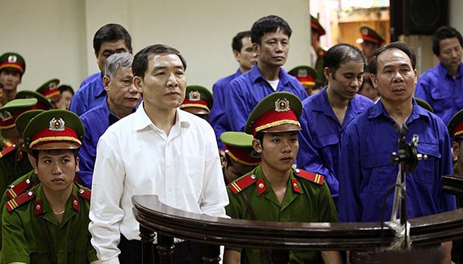 Hành trình sao lắm gian nan Dương Chí Dũng tại phiên tòa. Ảnh: D.Tấn