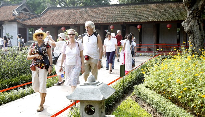 Du lịch Việt Nam: Trong rủi có may Khách du lịch nước ngoài đến tham quan khu di tích Văn Miếu Quốc Tử Giám - Hà Nội. Ảnh: Ngọc Châu