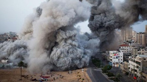 Israel không kích Dải Gaza vì ba nam sinh bị giết Một vụ không kích của Israel vào dải Gaza tháng 11/2012 (Ảnh: Press TV)