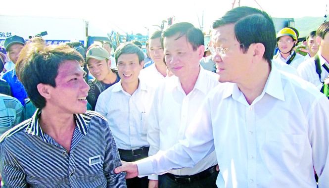 Chủ tịch nước: Không ai có thể độc chiếm biển Đông Chủ tịch nước Trương Tấn Sang trò chuyện với ngư dân ngay tại âu thuyền Thọ Quang (Đà Nẵng). ảnh: Nam Cường
