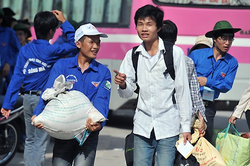 Chở giúp sĩ tử, nữ sinh bị xe ôm dọa chém vì nghĩ 'cướp' khách Sinh viên tình nguyện vận chuyển đồ giúp sĩ tử mùa thi. Ảnh minh họa