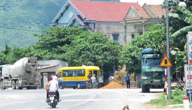 Bộ trưởng Đinh La Thăng xin lỗi, hứa gỡ rối cho doanh nghiệp Các doanh nghiệp đòi hỏi sự công bằng khi qua trạm cân (Trong ảnh: Trạm cân tại Kỳ Anh - Hà Tĩnh cả buổi chỉ xử lý 2 xe nhưng đến trưa lại tháo khoán cho hàng trăm xe). Ảnh: Sỹ Lực