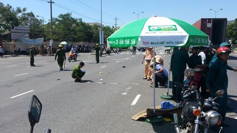 Đưa em đi thi, thiếu nữ chết thảm trước cổng trường Hiện trường vụ tai nạn khiến thiếu nữ chết thảm trước trường thi.