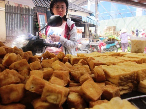 Quán đậu phụ lãi vài chục triệu mỗi tháng ở Sài Gòn Một kg đậu tại quán anh Hưng có giá 20.000 đồng. Ảnh: Hồng Châu.