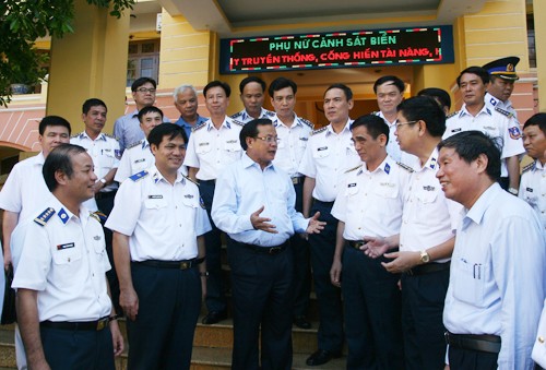 Thủ đô luôn sát cánh cùng cảnh sát biển, kiểm ngư Việt Nam Bí thư Thành ủy Hà Nội Phạm Quang Nghị trò chuyện cùng cán bộ, chiến sĩ cảnh sát biển.Ảnh:tuoitrethudo.vn