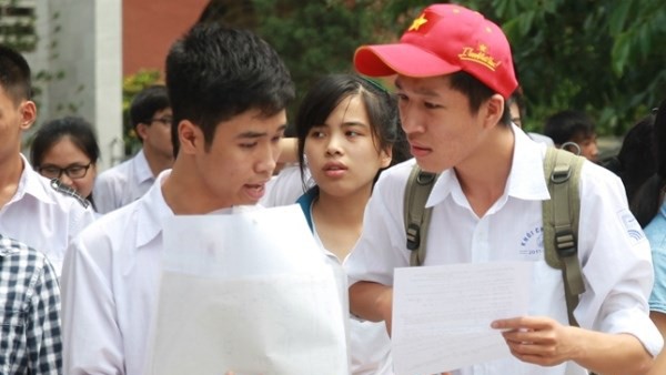 World Cup xuất hiện trong đề thi Tiếng Anh Ra khỏi phòng thi, thí sinh hăng say trao đổi về đề thi. (Ảnh: Lê Minh Sơn/Vietnam+)