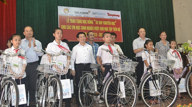 Tặng 100 chiếc xe đạp cho học sinh nghèo Bí thư Tỉnh ủy Nghệ An Hồ Đức Phớc (Thứ 4 từ trái sang) tại buổi lễ trao tặng xe đạp cho học sinh nghèo TP Vinh.