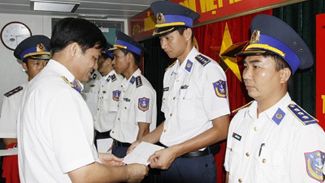 Thăng hàm cho 7 chiến sĩ cảnh sát biển trở về từ Hoàng Sa Thiếu tướng Nguyễn Quang Đạm, Tư lệnh CSB trao quyết định thăng quân hàm sỹ quan cho các cán bộ chiến sĩ tàu CSB 8001.