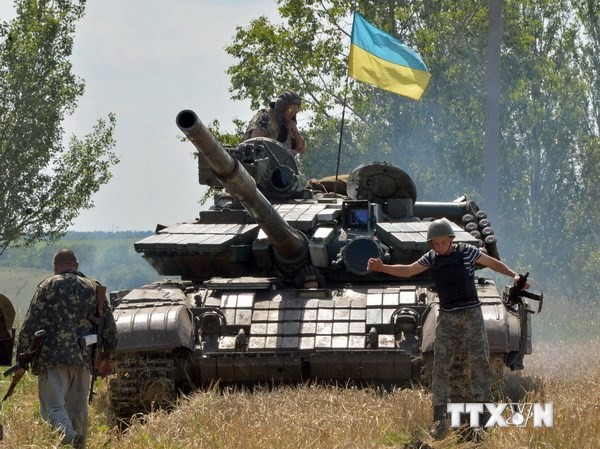 Nga đóng ba cửa khẩu biên giới chính Ukraine Binh sỹ Ukraine tại một trạm kiểm soát gần thành phố miền Đông Konstantinovka, cách Donetsk khoảng 50km. (Nguồn: AFP/TTXVN)