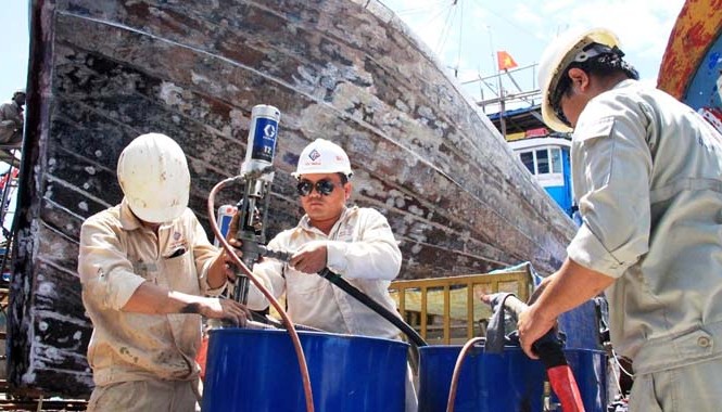Chuẩn bị vật liệu phun Polyurea. ảnh: Nguyễn Huy
