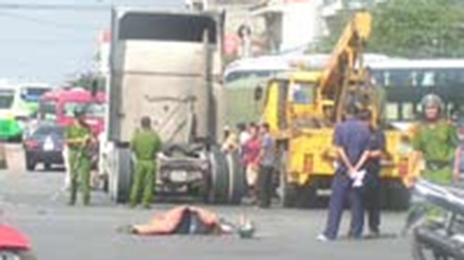 Bị xe tải kéo lê 20m, nữ công nhân tử vong Một phu nữ bị xe tải kéo lê. Ảnh minh họa