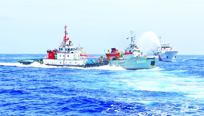 Trung Quốc ngạo mạn và hành động quá nguy hiểm Tàu kiểm ngư 951 của Việt Nam (giữa) bị các tàu Trung Quốc đâm va, phun nước hôm 23/6 gần giàn khoan Hải Dương 981. ảnh: Việt Cường