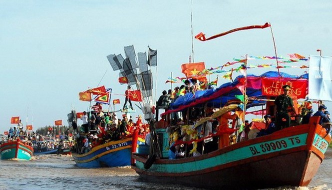 Lễ hội Nghinh Ông lớn nhất Bến Tre Đoàn tàu thỉnh cá Ông