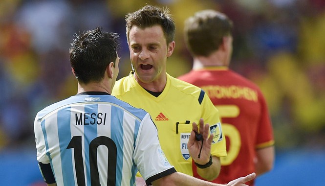 Trọng tài Rizzoli: 'Hung thần' của Đức, vận may cho Argentina Rizzoli đang là vận may cho Messi và đồng độ. Ảnh: AP