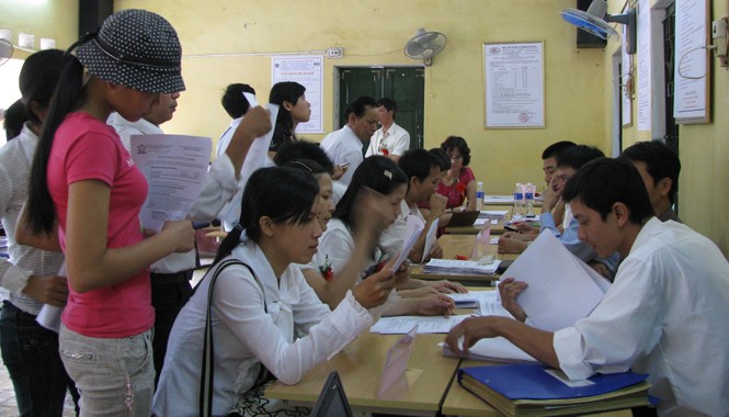 Nỗ lực giảm thất nghiệp cho thanh niên Thanh niên tại sàn giao dịch việc làm ở Thanh Hóa. Ảnh: Hoàng Lam