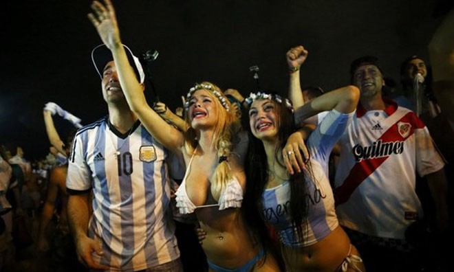 Không đội trời chung CĐV Argentina đã hành quân sang Brazil để cổ vũ đội nhà.