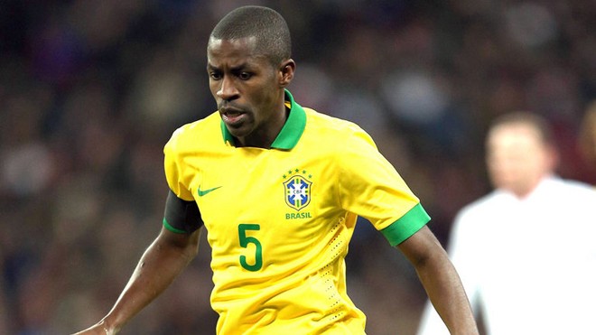 TIẾT LỘ: Chưa đá, cầu thủ Brazil đã 'đầu hàng' Hà Lan Ramires đã có một trận đấu thất vọng