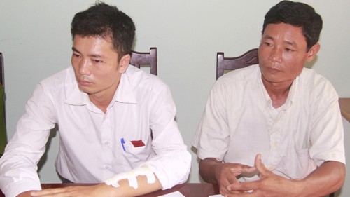 Bị chém đứt gân tay, trưởng công an xã vẫn truy bắt 'cẩu tặc' Trưởng công an xã Hà Lan Dương Duy Tuệ (trái) và ông Lê Văn Công đã dũng cảm, kiên quyết bắt bằng được tên trộm chó dù bị chống trả quyết liệt bằng hung khí. Ảnh: Người lao động.