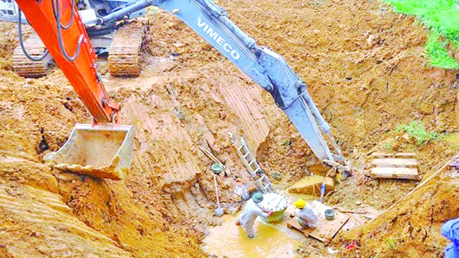 Vỡ ống nước Sông Đà, Vinaconex bị truy cứu hình sự? Tuyến dẫn nước sông Đà liên tục vỡ, mỗi lần khắc phục rất tốn kém. Ảnh: NT