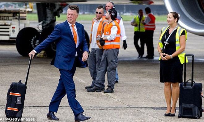 Trong hai tháng, Van Gaal đi vòng quanh trái đất Van Gaal không quản ngại chuyện bận rộn