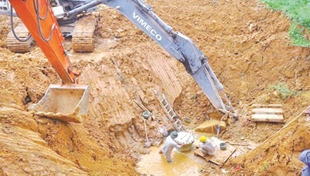 Ống nước sông Đà liên tiếp vỡ, chủ đầu tư nói gì? Tuyến dẫn nước sông Đà liên tục vỡ, mỗi lần khắc phục rất tốn kém. Ảnh: NT