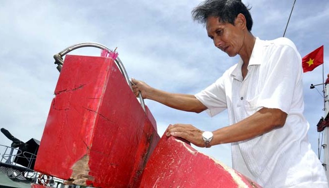 Ngư dân Quảng Nam trong vòng vây 40 tàu vỏ sắt Thuyền trưởng Trần Văn Kỳ bên mũi tàu QNa 90448 bị tàu Trung Quốc đâm biến dạng