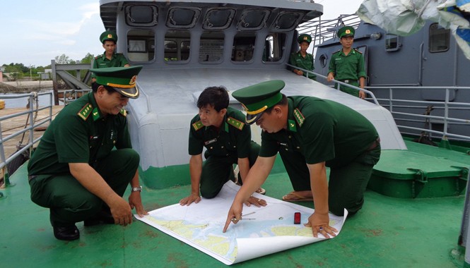 Biên phòng giữa lòng phố Ban chỉ huy Hải đội 2 bàn phương án tác chiến ngay trên tàu. Ảnh: T.Đ