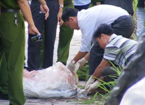 Phát hiện xác cô gái lõa thể nằm ngửa đang phân hủy Phát hiện xác cô gái lõa thể nằm ngửa đang phân hủy