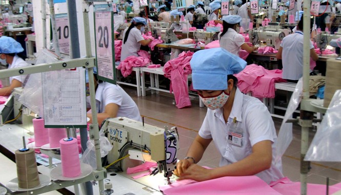 Dệt may, thủy sản tìm cách thoát khỏi sự lệ thuộc Đa phần sản phẩm dệt may có nguồn nguyên liệu từ Trung Quốc. Ảnh: Nam Cường