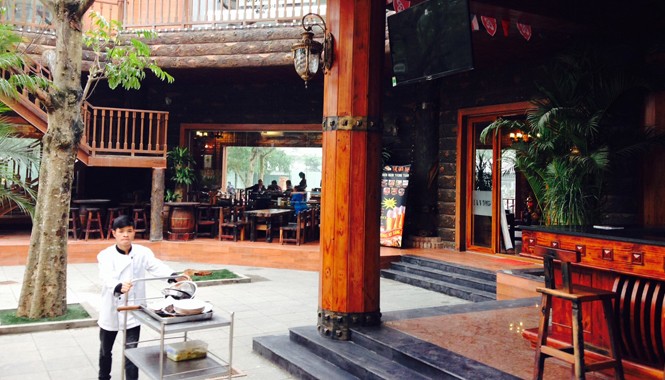 Vi phạm xây dựng tại Hà Nội: Lập biên bản, “loanh quanh” rồi... thôi Khu đất bãi đỗ xe, cây xanh biến thành quán bia tại đô thị Đông Nam đường Trần Duy Hưng. Ảnh: Hà Anh