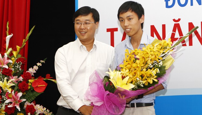 Cuộc tiếp sức mới Bí thư T.Ư Đoàn Lê Quốc Phong tặng hoa và học bổng cho Nguyễn Thế Hoàn. Ảnh: Như Ý