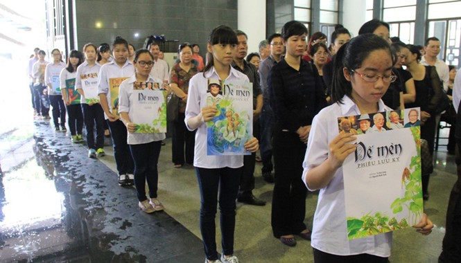 Chia tay Tô Hoài - người của giai thoại Hình ảnh trong buổi chia tay nhà văn của người lớn và trẻ em sáng 17/7