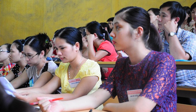 Đề mở, dạy và học Văn thế nào? Thảo luận đáp án chấm thi môn Văn khối D ở ĐH Thái Nguyên. Ảnh: Hồ Thu
