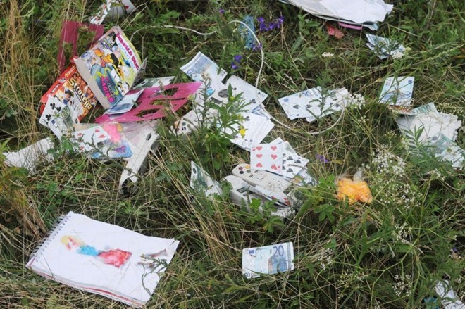 Tài sản của nạn nhân MH17 tại hiện trường bị 'hôi của' Những tài sản giá trị là mục tiêu của những kẻ hám lợi máu lạnh. Ảnh: Getty Images