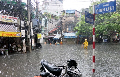Hà Nội lên phương án chống 'phố thành sông' Mưa lớn gây ngập ở Thủ đô vào sáng 17/7. Ảnh: Hà Yên