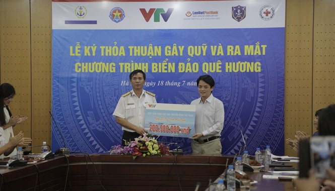 VTV hướng về quân dân vùng biển TS Nguyễn Đức Hưởng đại diện Quỹ Tấm lòng Việt trao 200 triệu đồng tặng Bộ Tư lệnh Hải quân Việt Nam chiều 18/7