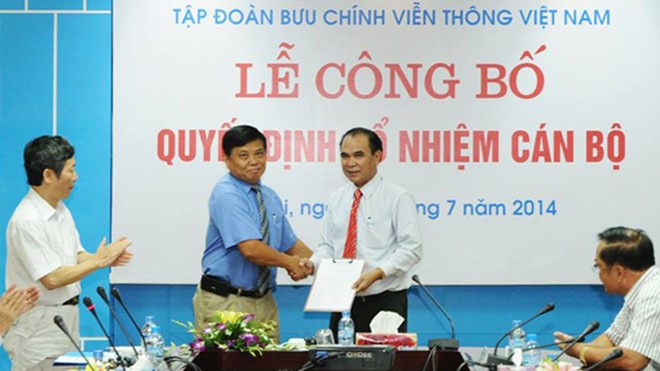 Nguyên Phó Tổng giám đốc MobiFone làm Giám đốc VinaPhone Trao quyết định cho tân Giám đốc VinaPhone. Ảnh: Thái Khang