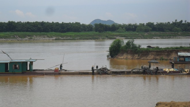 “Cát tặc” hoành hành, đồng ruộng trôi sông Tàu thuyền hút cát trái phép đang hoạt động tại sông Chu, ở xã Thiệu Nguyên, huyện Thiệu Hóa (Thanh Hóa.) Ảnh: Hoàng Lam