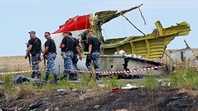 Báo chí Nga: MH17 bị bắn hạ trong khóa huấn luyện của Ukraine Hiện trường vụ tai nạn MH17 vẫn đang được điều tra. Ảnh: Ria-Novosti