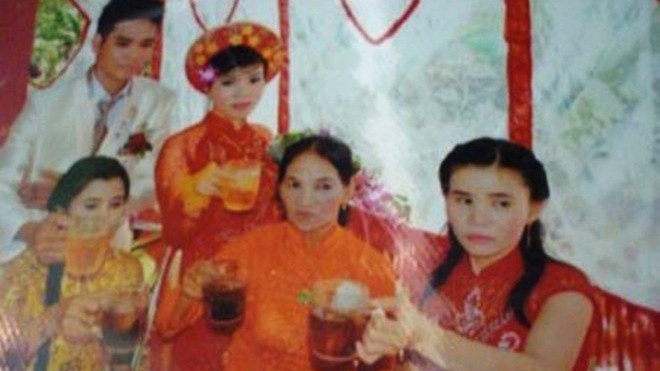 Hai cặp vợ chồng hoán đổi cho nhau và cùng hạnh phúc Chị Thơm - người ngồi ngoài cùng bên phải trong ngày cưới em gái ruột.