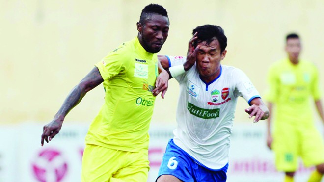 V-League: An Giang chìm sâu, Đồng Nai tìm lại nụ cười Samson lập hattrick nhưng Hà Nội T&T vẫn phải đứng sau Bình Dương trong cuộc đua tới ngôi vương. Ảnh VSI