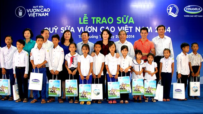 Hành trình của những ly sữa tri ân Quỹ sữa Vươn cao Việt Nam do Vinamilk tài trợ trao sữa cho con em gia đình thương binh liệt sĩ của Quảng Trị nhân kỷ niệm 67 năm ngày Thương binh liệt sĩ 27/7