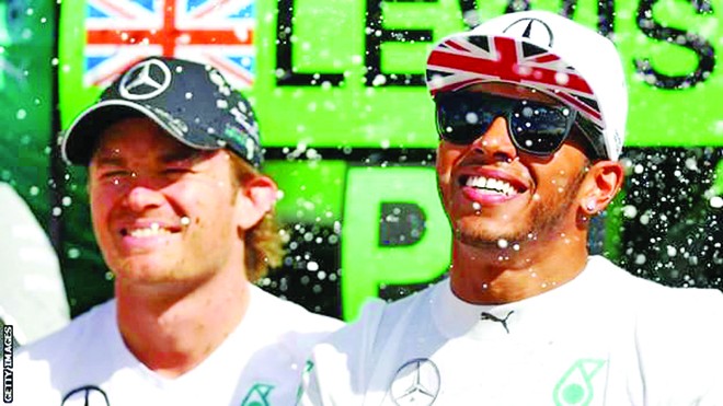 Nội bộ đội đua Mercedes lục đục Hamilton (phải) và đồng đội Rosberg tại một giải đua. ảnh: Getty images