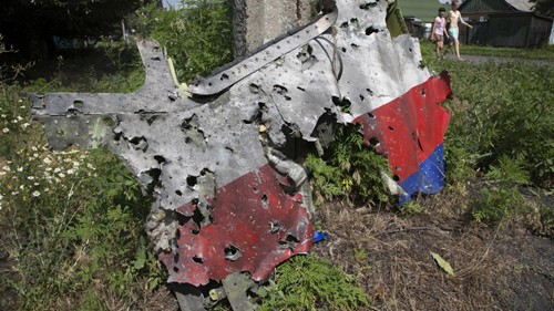 Ukraine tuyên bố MH17 bị tên lửa bắn hạ Những lỗ thủng do các mảnh đạn vỡ gây ra trên một phần xác chiếc phi cơ của Malaysia. Ảnh: AP.