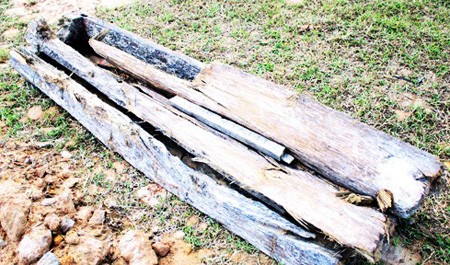 Phát hiện mộ cổ trên cánh đồng Quan tài bằng thân cây khoét rỗng sau khi được chính quyền địa phương cho khai quật. ảnh: Lê Bá Hạnh