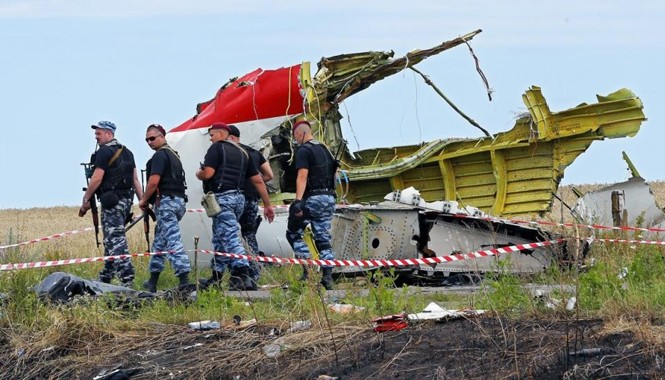 Malaysia: Ukraine phải chịu trách nhiệm vụ MH17 Các điều tra viên tại hiện trường MH17 rơi. Ảnh: Getty Images